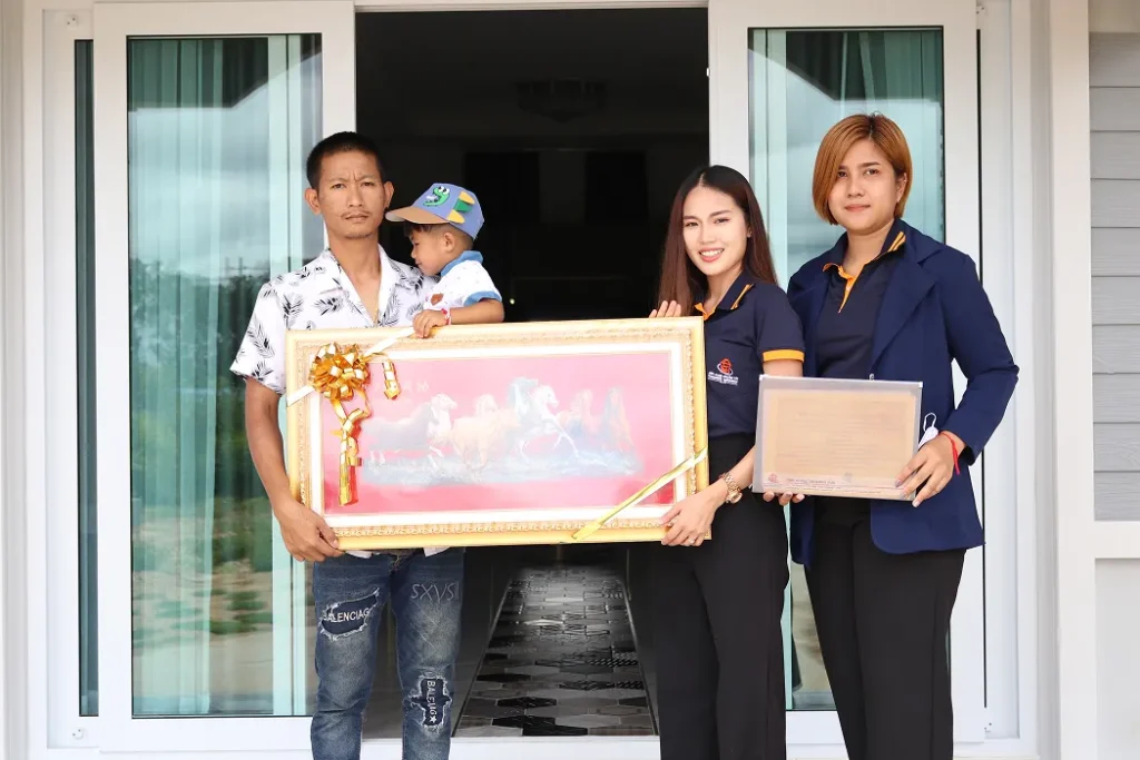 ส่งมอบบ้าน คุณอธิวัฒน์ (ต.ท่าหาดยาว อ.โพนทราย จ.ร้อยเอ็ด)