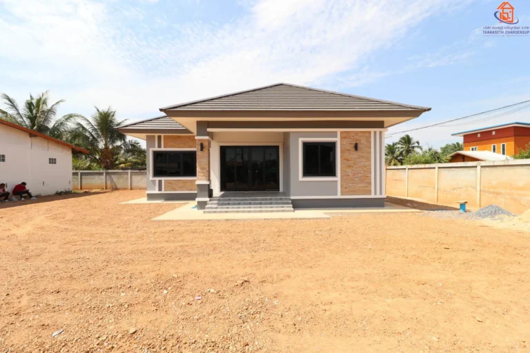 แบบบ้านชั้นเดียวสไตล์โมเดิร์น โทนสีเอิร์ธโทนอบอุ่นเข้ากับธรรมชาติ