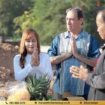 เจ้าของบ้านร่วมพิธีลงเสาเอกเสาโทเพื่อความเป็นสิริมงคล ธนเสฏฐ์เจริญทรัพย์