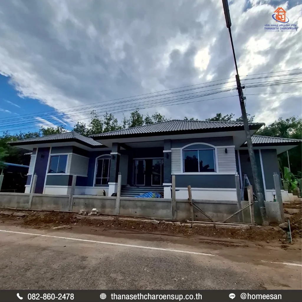อัปเดตหน้างานสร้างบ้านจริงสไตล์โมเดิร์นคอนเทมโพรารี โดดเด่นด้วยเสาหน้าบ้านกรุกระเบื้องหินกาบสีเทา