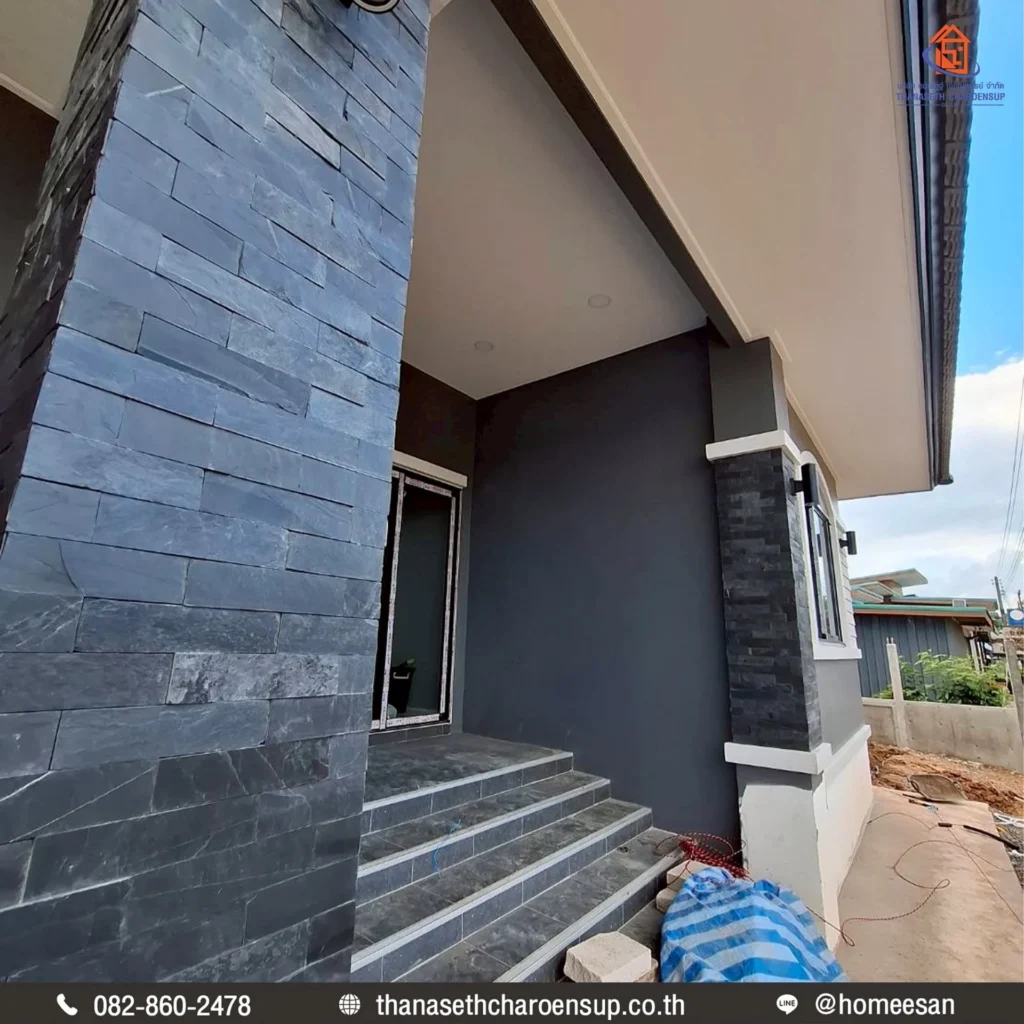 งานกรุไม้ฝาเทียมสีน้ำตาลบริเวณใต้ฝ้าหลังคาปั้นหยา เพิ่มมิติความอบอุ่นให้ตัวบ้าน