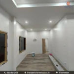 การปูพื้นไม้ลามิเนตภายในห้องโถง บ้านมาตรฐานวิศวกรรม