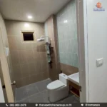 ภาพมุมกว้างงานสุขภัณฑ์ภายในห้องน้ำมาตรฐานพรีเมียม