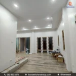 งานเก็บรายละเอียดฝ้าเพดานและไฟดาวน์ไลท์ภายในบ้านชั้นเดียว