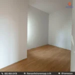 มุมมองห้องโถงภายในบ้านสไตล์มินิมอล