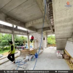 บรรยากาศภายในบ้านระหว่างก่อสร้าง โปร่งโล่งสบาย